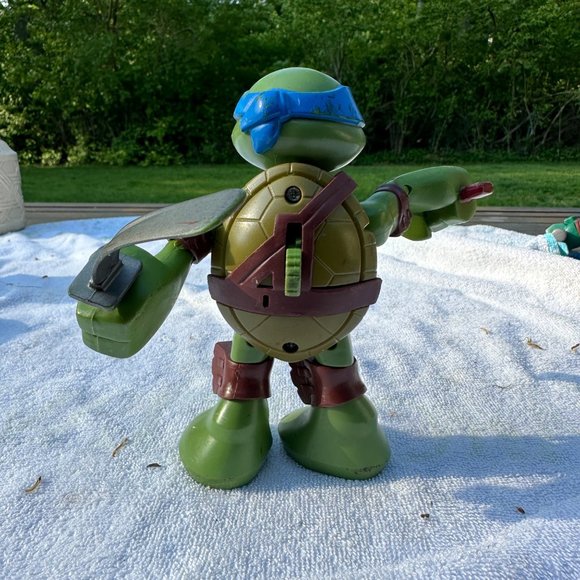 Leonardo Talking Teenage Mutant Ninja Turtles, 6 inch Half-Shell Heroes Toy - Picture 4 of 7